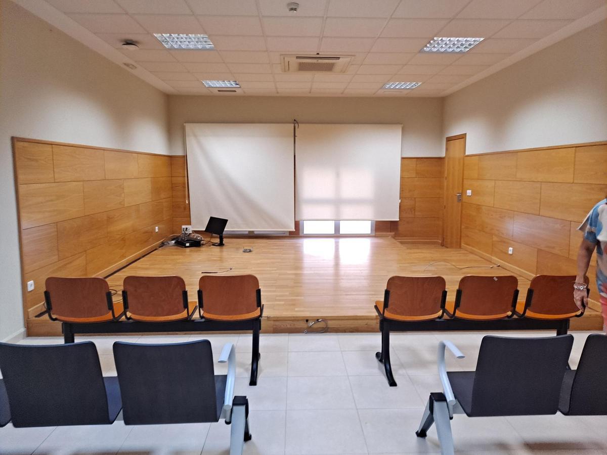 Sala habilitada para el público en la Audiencia de Badajoz, con 27 asientos y proyector.