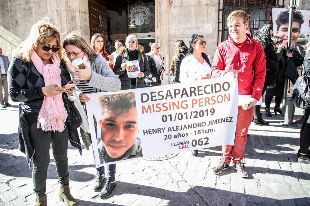 El alcalde de Orihuela ha mostrado su apoyo a la familia del joven desaparecido el 1 de enero en la Costa, Henry Alejandro, en una concentración en el Ayuntamiento