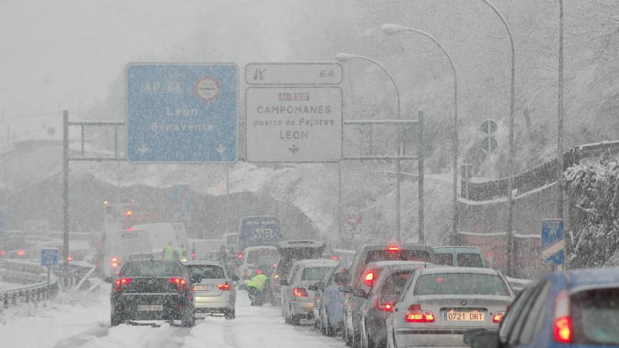 La DGT se refuerza con drones para evitar colapsos de tráfico por nevadas como el que sufrieron cientos de asturianos en la A-6