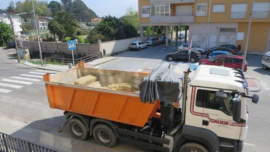 Un camión de Narom ayer con pacas de paja en Rodeira para colocarlas en el Saíñas.  // G.Núñez