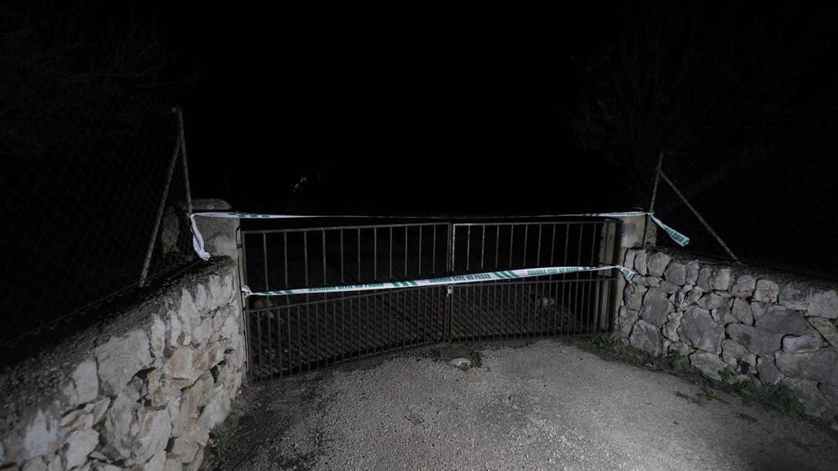 Das von der Polizei versiegelte Eingangstor der Finca bei Selva, in dem am 19.12. ein britisches Ehepaar tot aufgefunden worden ist.