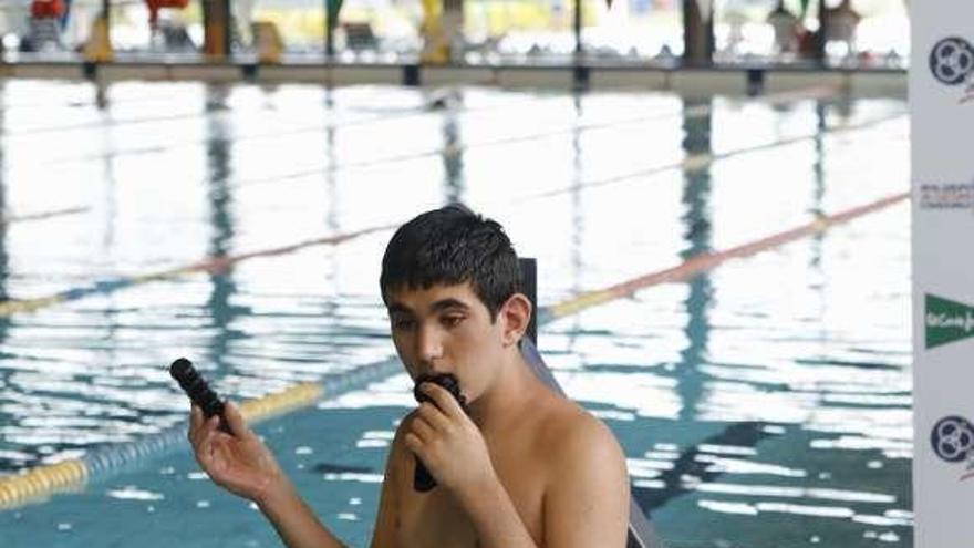 Odón Meléndez, disfrutando de la silla en la piscina del Grupo.