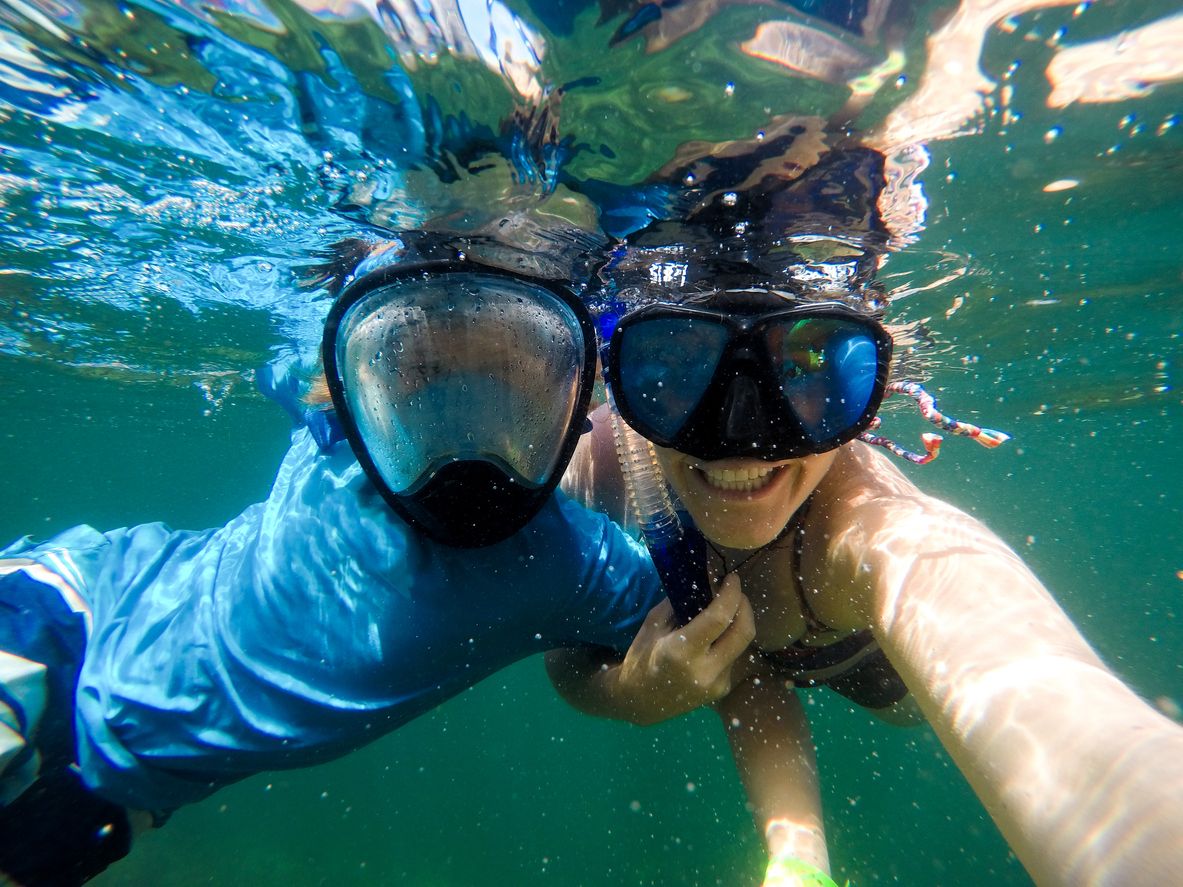 Natación en los océanos de la Isla Catalina.