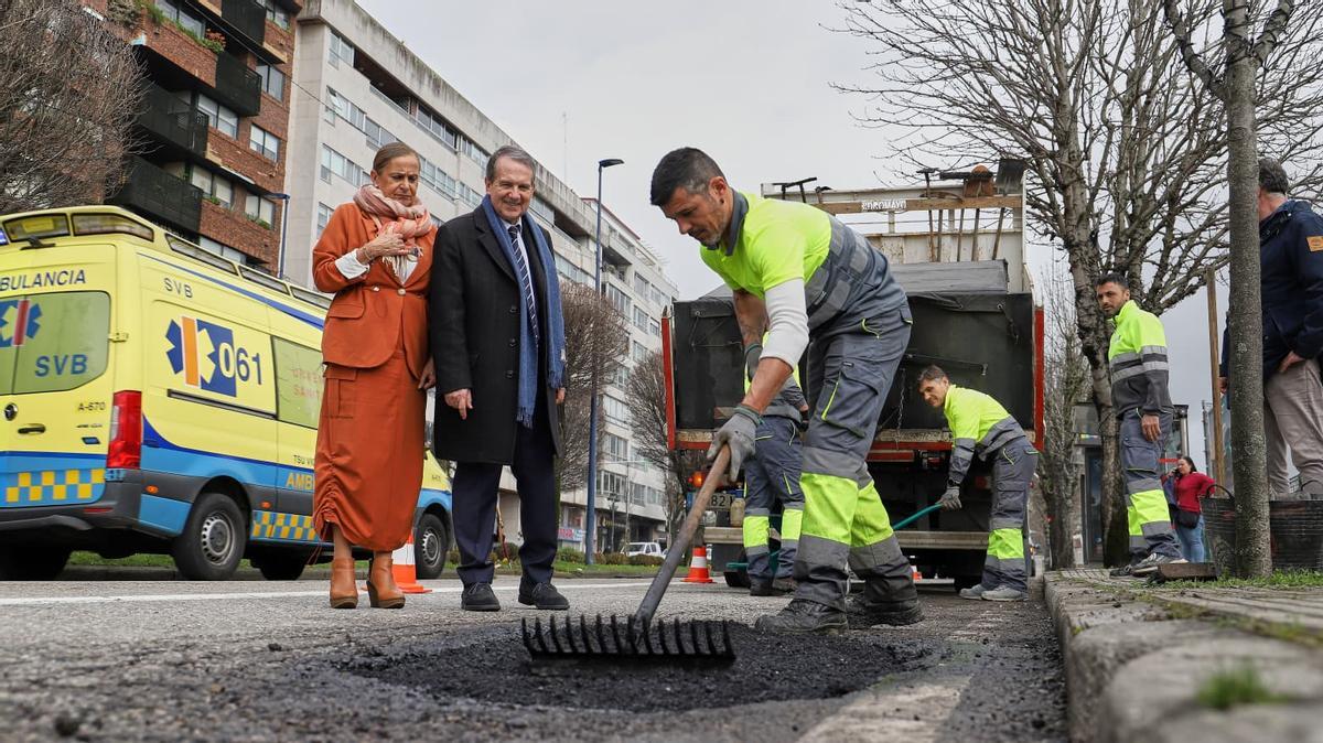 El alcalde y Silva supervisan los trabajos en la Gran Vía.