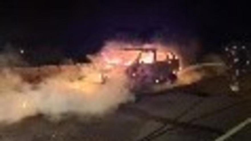 Un incendio calcina un vehículo y dos contenedores junto a la iglesia de Los Dolores, patrona de Lanzarote