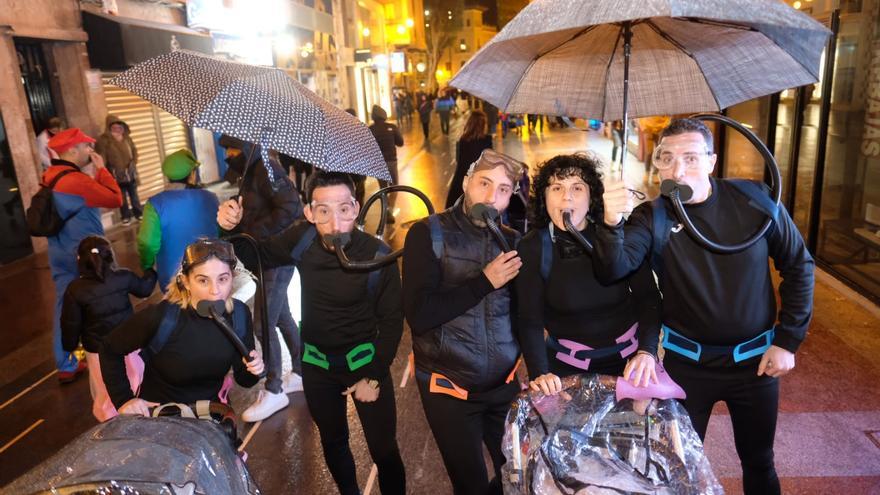 La lluvia desluce el festival en la Plaça de Baix y paraliza el concurso de disfraces