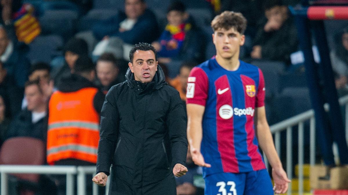 Xavi, enfadado ante Pau Cubarsí durante el Barça-Valencia en Montjuïc.