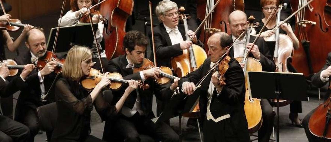 Un momento del concierto de la OSPA, ayer, en el teatro Jovellanos.