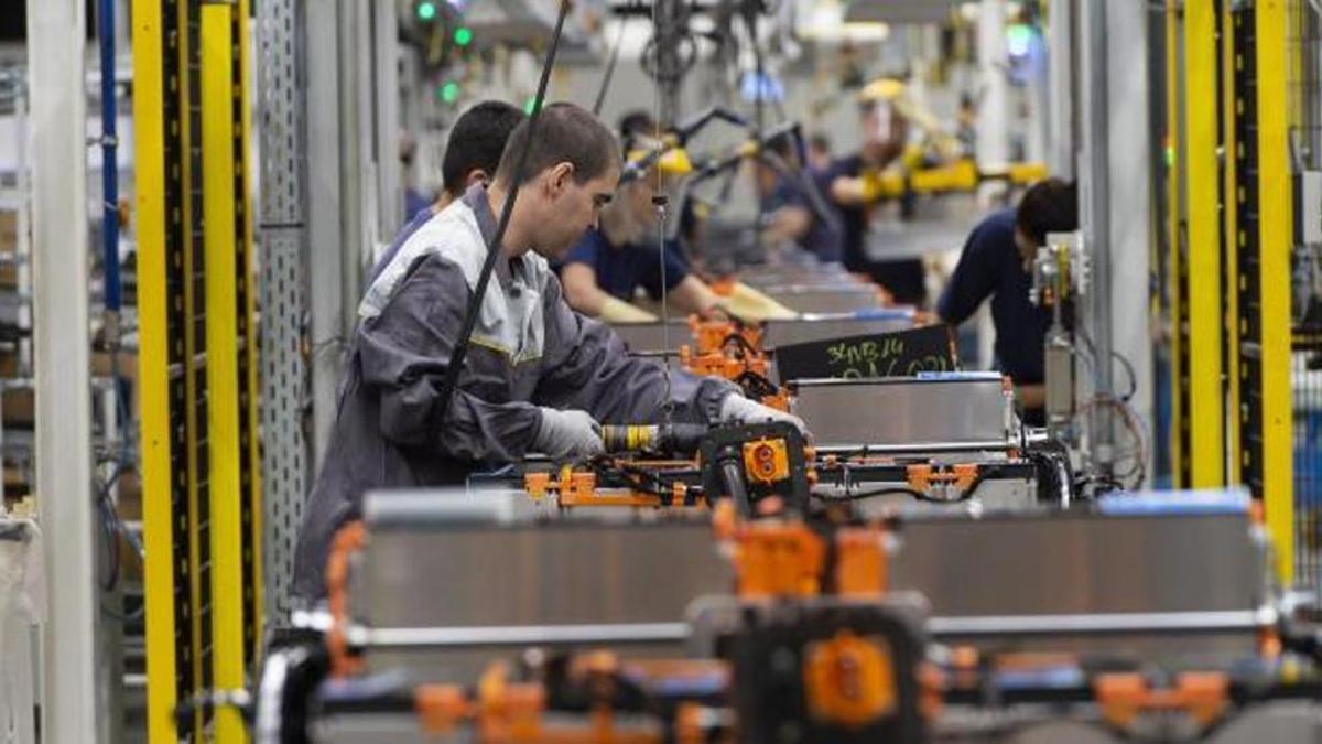 Varios trabajadores del taller de baterías de la planta automovilística de Stellantis en Figueruelas, una empresa cuya sede social está ahora en Vigo.