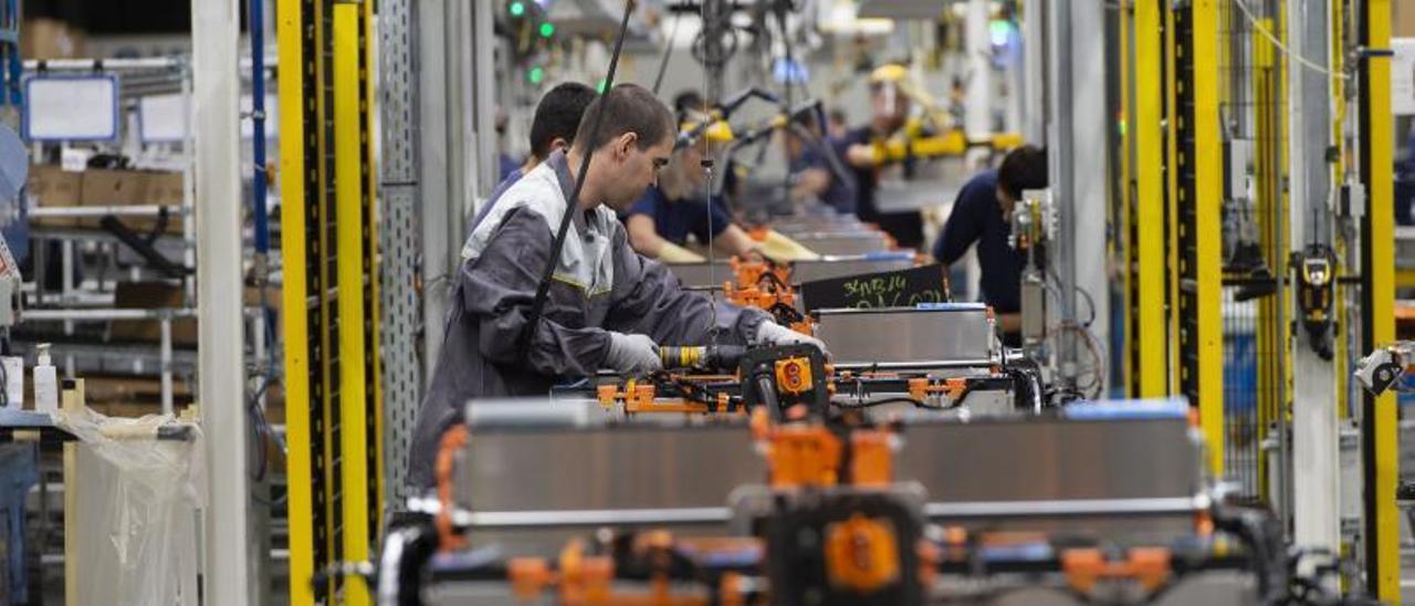 Varios trabajadores del taller de baterías de la planta automovilística de Stellantis en Figueruelas, una empresa cuya sede social está ahora en Vigo.