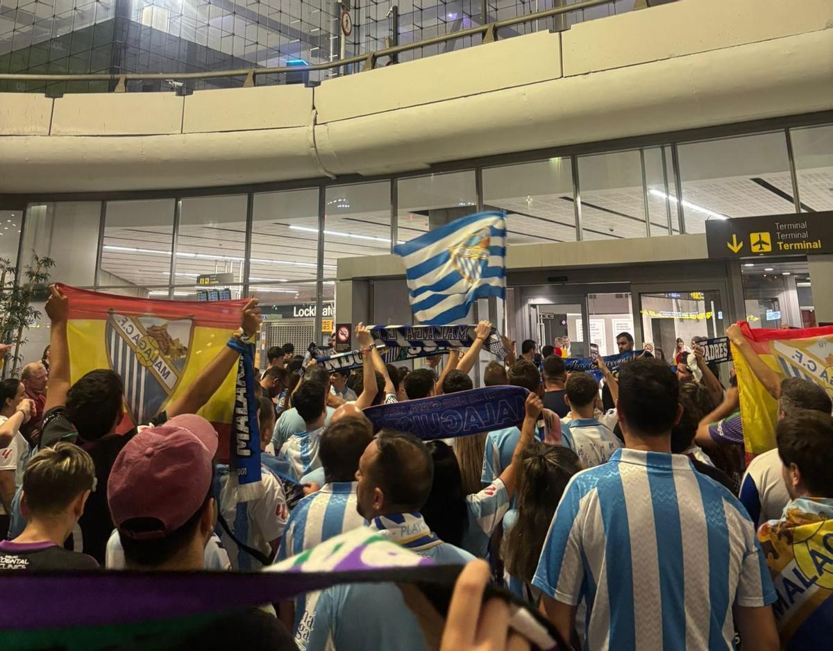 Cientos de aficionados acompañaron al Málaga CF en su regreso a la Costa del Sol.