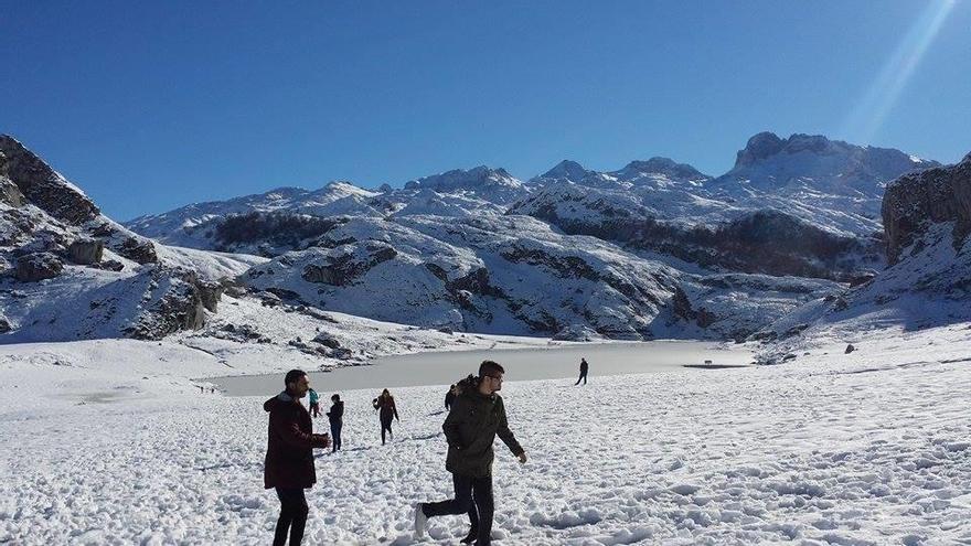 La nieve convierte Los Lagos en un parque de atracciones