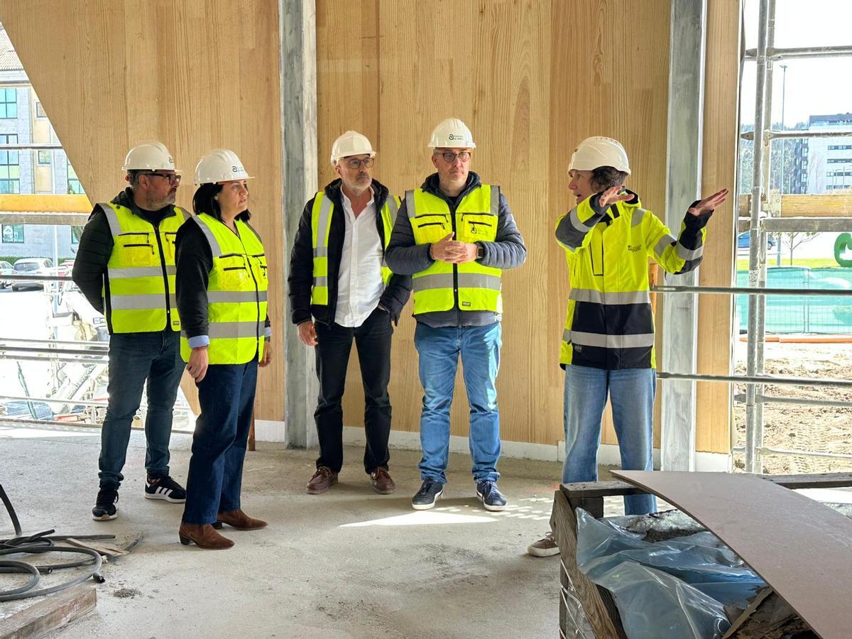El alcalde de Ames y los concejales de Promoción Económica y de Obras visitan las obras del Centro Multifuncional de O Milladoiro en compañía de personal de Construcciones Iglesias Mera.