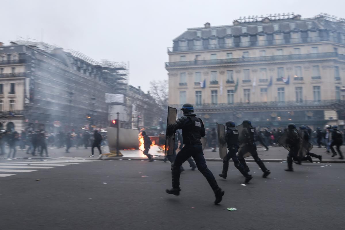 Paris (France), 23/03/2023.- French anti-riot police secure their position at Place de l’ÄôOpera during a demonstration against the government pension reform in Paris, France, 23 March 2023. Protests continue in France after the French prime minister announced on 16 March 2023 the use of Article 49 paragraph 3 (49.3) of the French Constitution to have the text on the controversial pension reform law be definitively adopted without a vote in the National Assembly (lower house of parliament). The bill would raise the retirement age in France from 62 to 64 by 2030. (Protestas, Francia, Laos) EFE/EPA/MOHAMMED BADRA