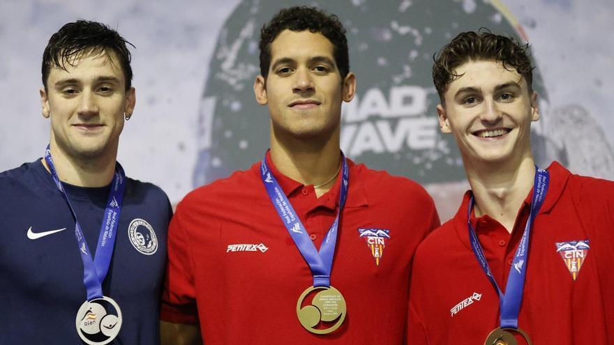 Hugo González, en el podio de los 200 estilos.