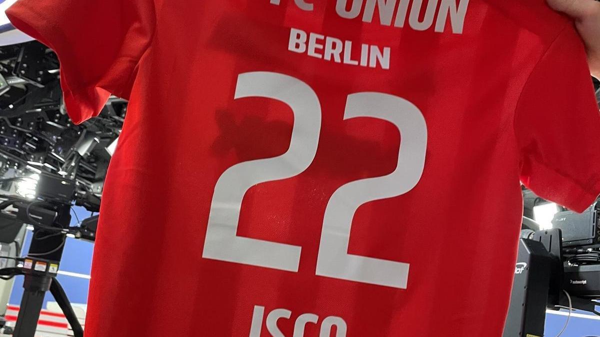 Una camiseta del Union Berlin con el nombre de Isco.