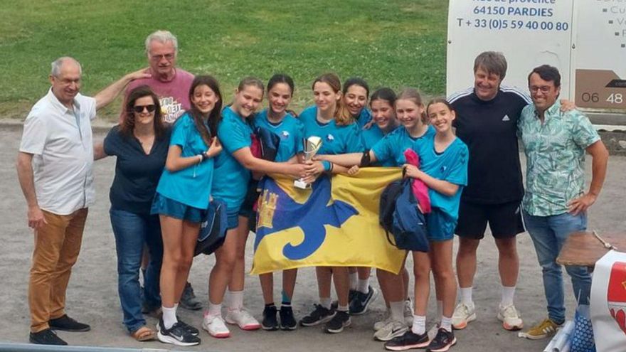 La expedición del balonmano Ayerbe en Orthez. | BALONMANO AYERBE