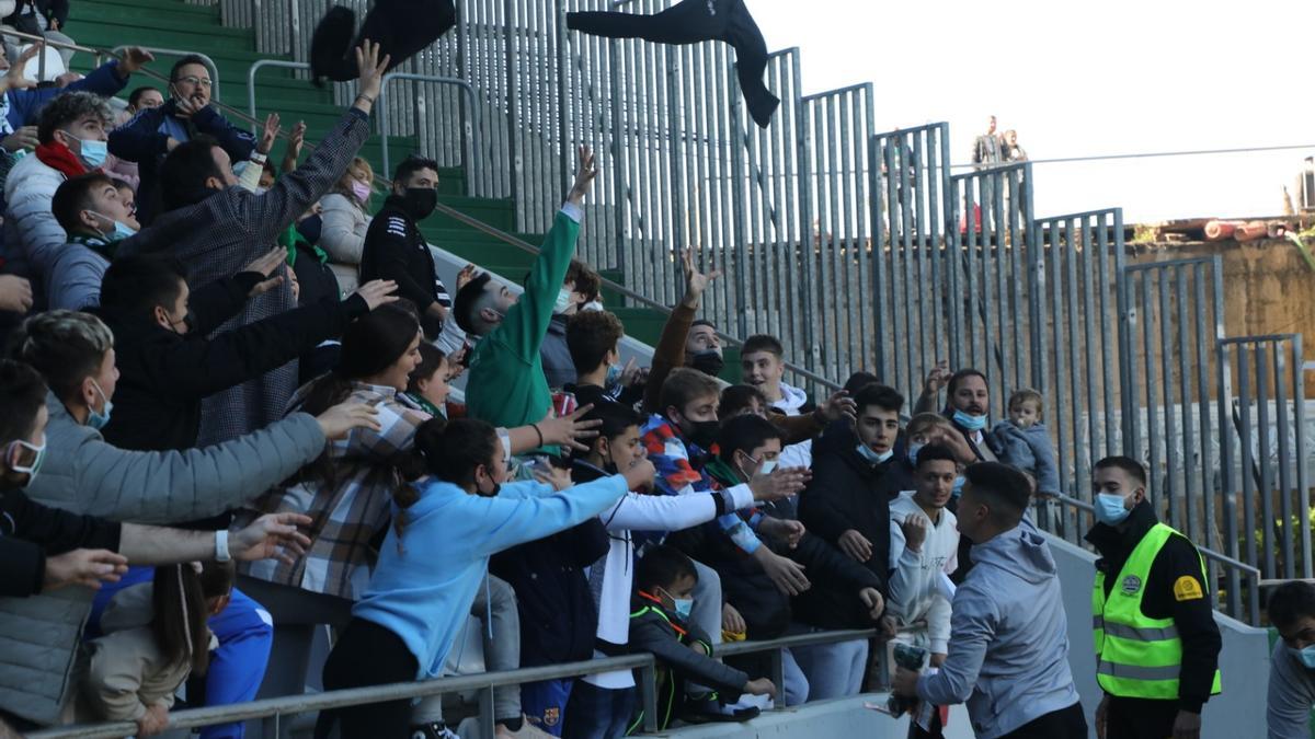 Empleados del Córdoba CF reparten regalos entre los niños este domingo, en El Arcángel.