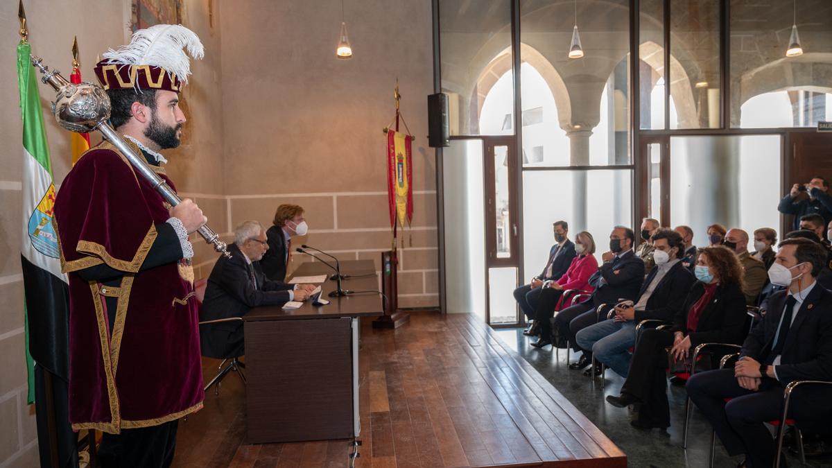 El alcalde de Badajoz y el cronista oficial en la mesa durante el acto institucional en las Casas Consistoriales.