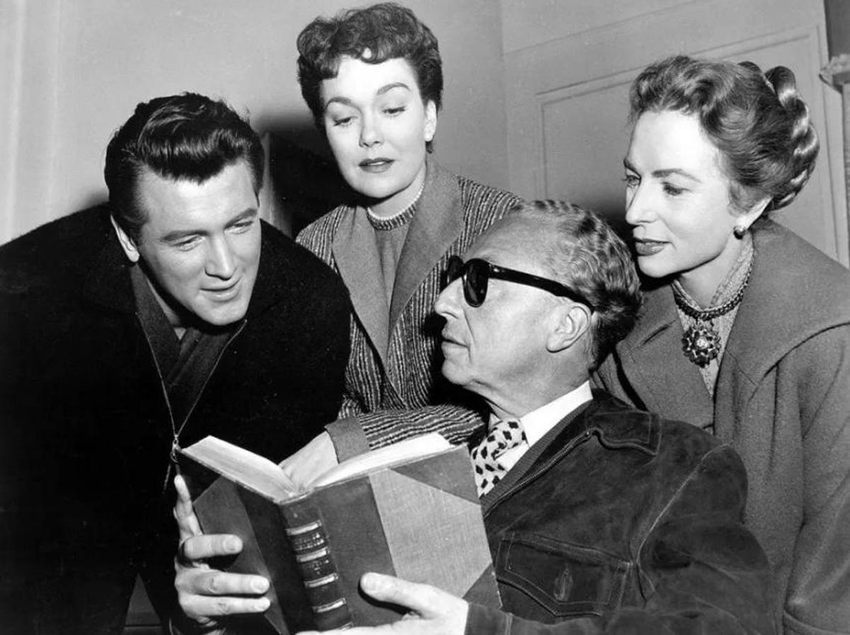 Sirk, sentado, durante el rodaje de 'Obsesión', con parte de sus intérepretes: de izda. a dcha., Rock Hudson, Jane Wyman y Agnes Moorehead.