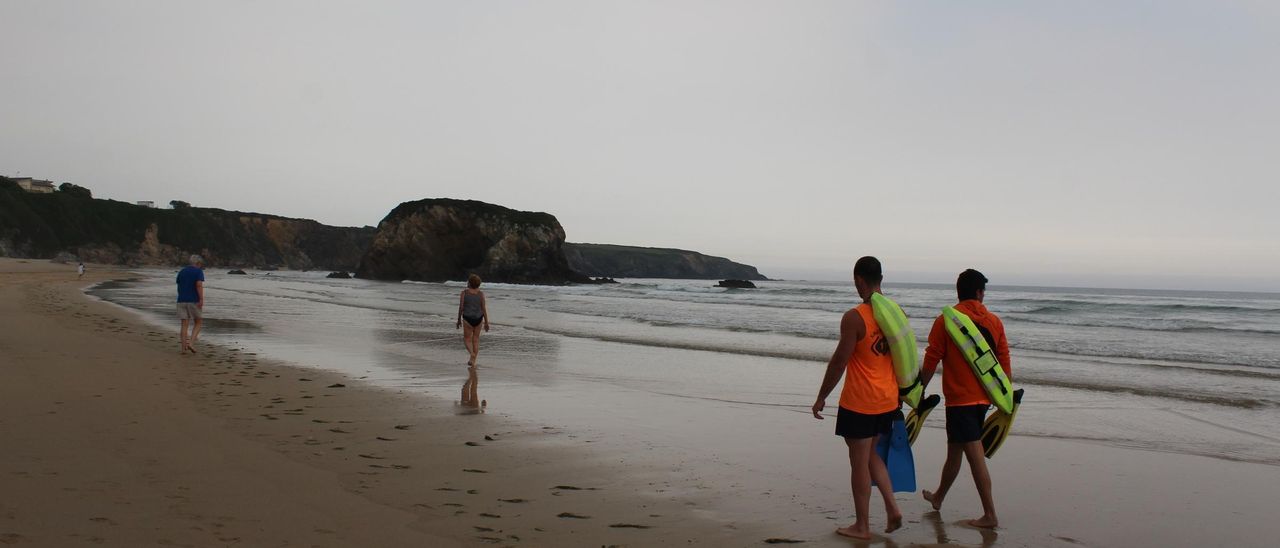 Socorristas en la playa de Penarronda, en Castropol.