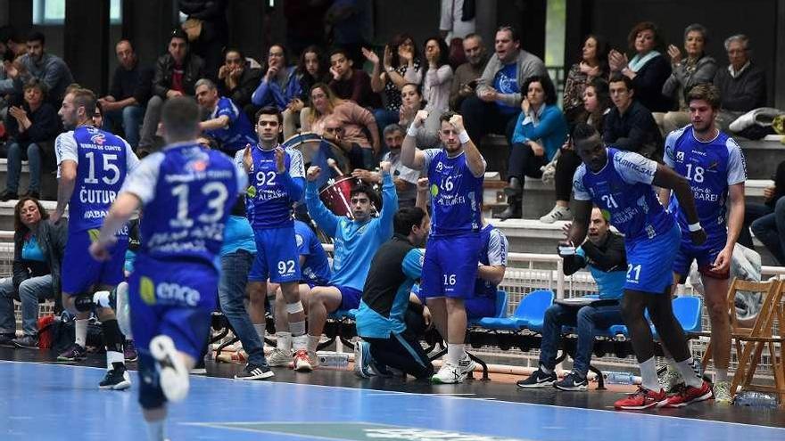 Los jugadores del Teucro celebran uno de los goles anotados ayer. // Gustavo Santos