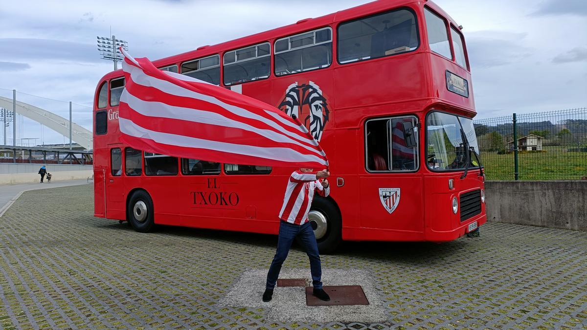 Un grupo de aficionados del Athletic viaja en un autobús hacia Sevilla.