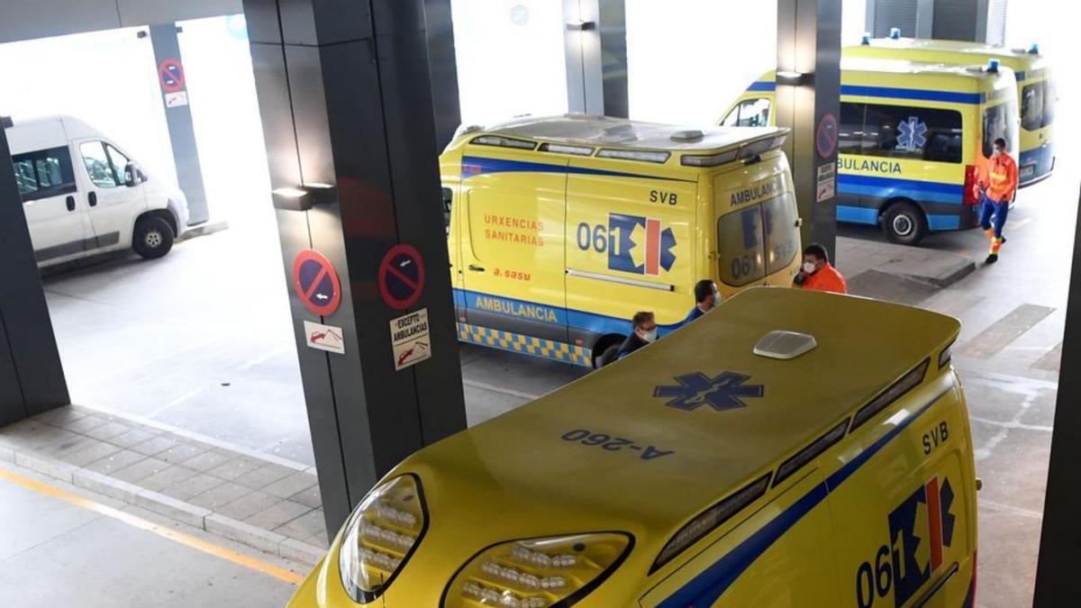 Ambulancias en la entrada del Servicio de Urgencias del Hospital Universitario de A Coruña. |  // CARLOS PARDELLAS