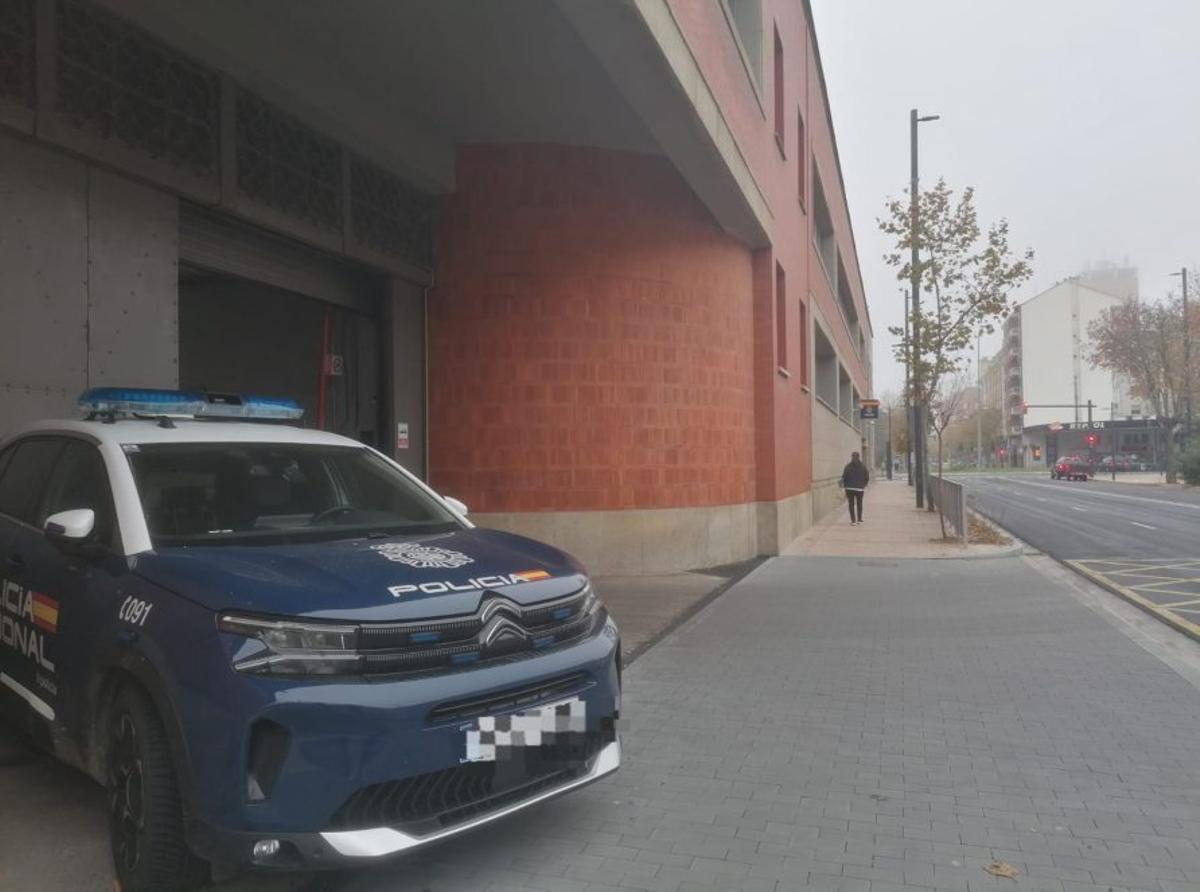 Un coche patrulla sale de la Comisaría de Zamora.  | J.N.