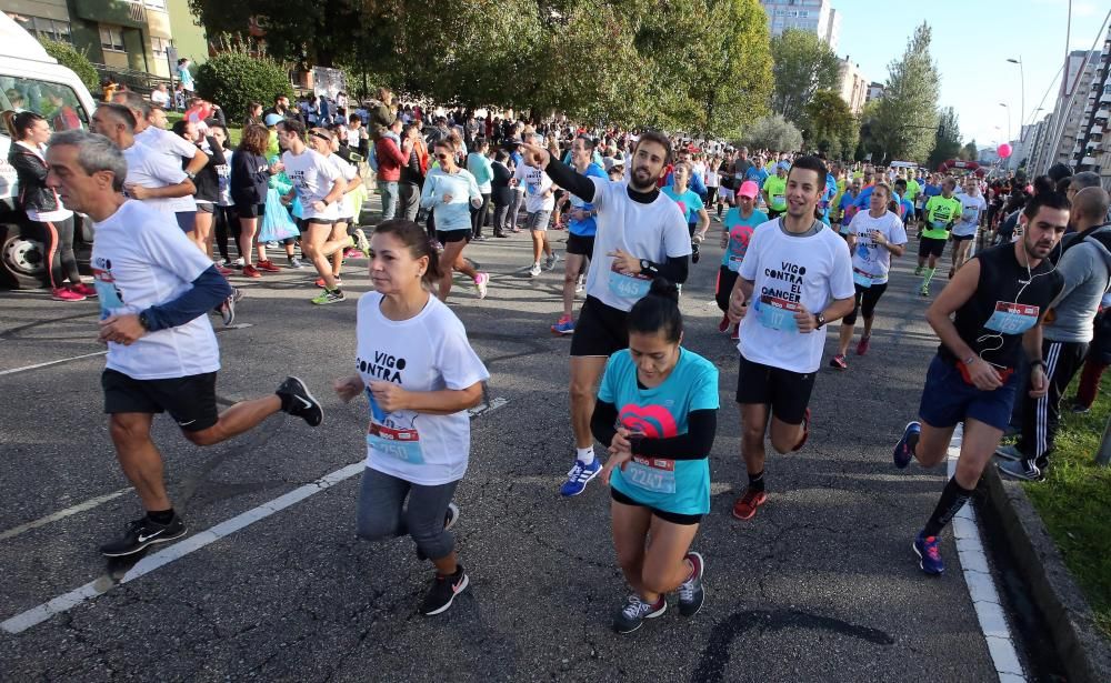 Más de 3.500 personas participan esta mañana la Carrera Vigo Contra el Cáncer.