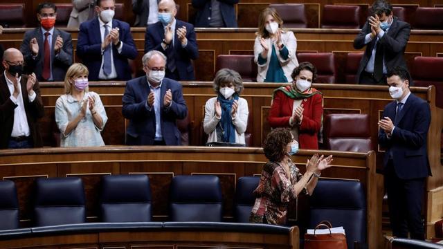 La ministra de Hacienda, María Jesús Montero, recibe los aplausos de la bancada socialista en el Congreso tras rechazarse las siete enmiendas de totalidad a los Presupuestos Generales del Estado de 2021.
