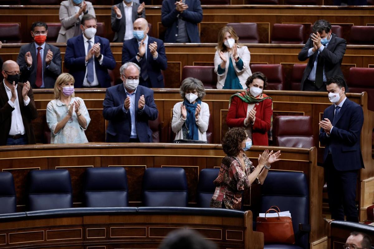 La ministra de Hacienda, María Jesús Montero, recibe los aplausos de la bancada socialista en el Congreso tras rechazarse las siete enmiendas de totalidad a los Presupuestos Generales del Estado de 2021. 