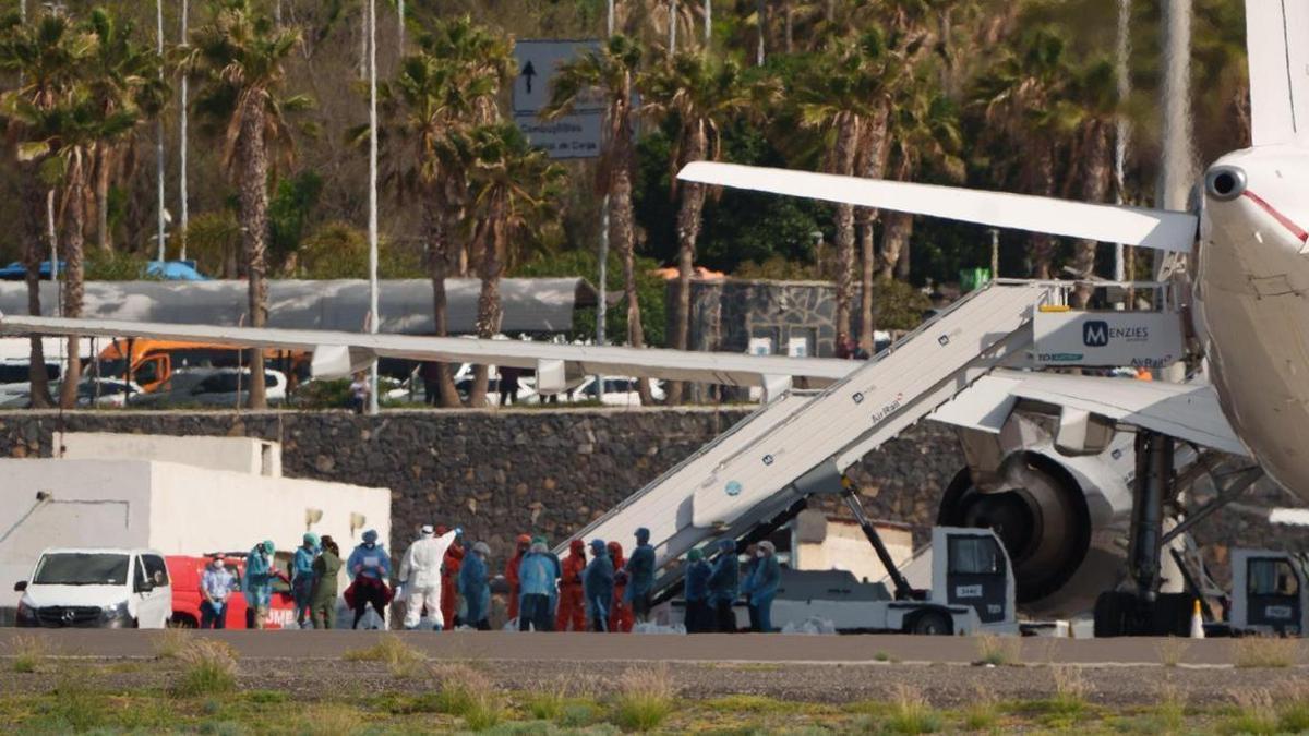 Los españoles del crucero del hantavirus, a punto de embarcar en el avión en Tenerife Sur con destino a Madrid, este domingo.