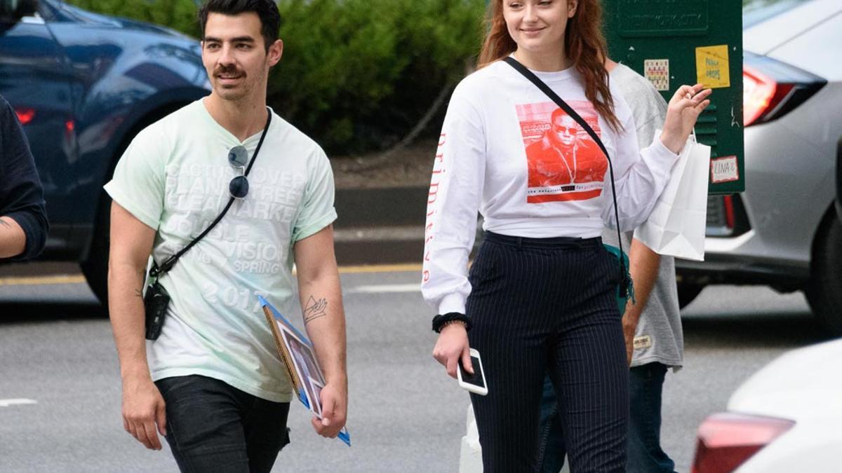 Joe Jonas y Sophie Turner, de paseo por Los Ángeles