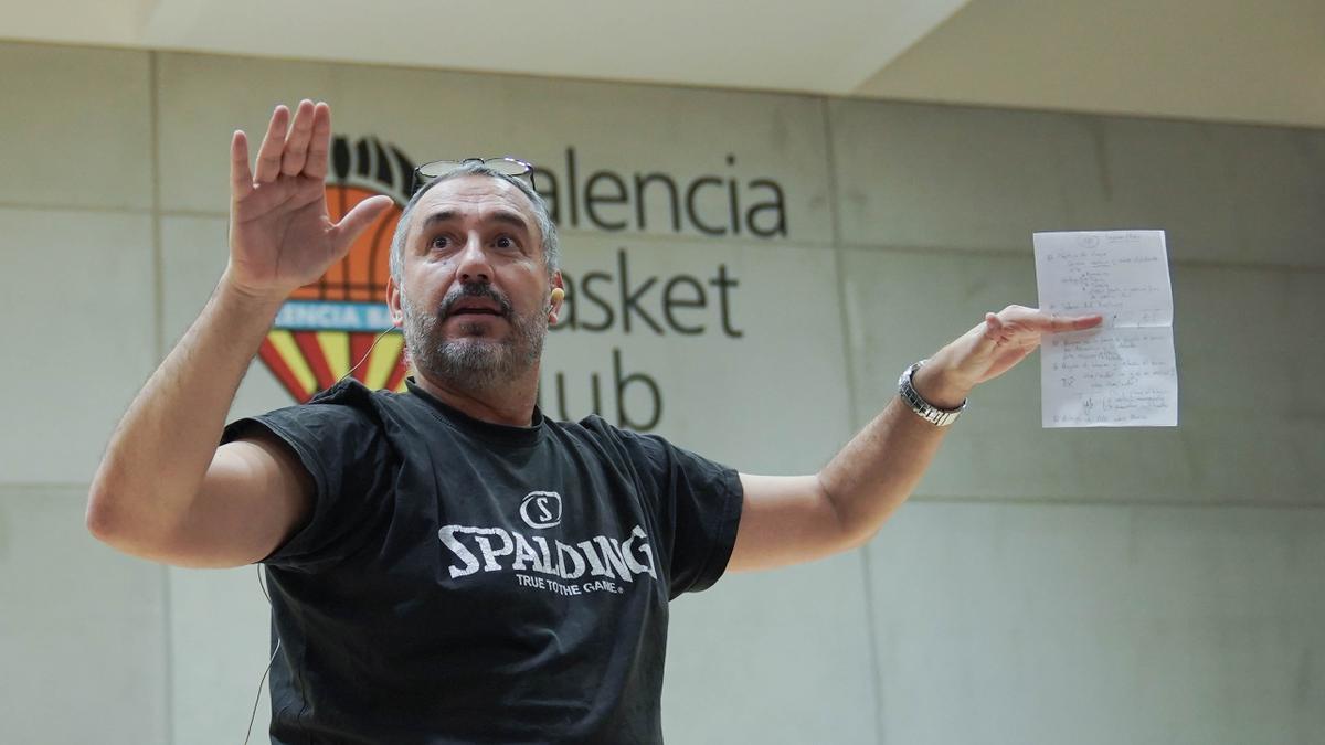 Las jornadas de formación de entrenadores de la Cátedra de Baloncesto con la Universitat de València han vuelto a L’Alqueria del Basket. La pista central ha acogido el primer clínic de la temporada 2022-23 con el conocido entrenador español Jota Cuspinera.
