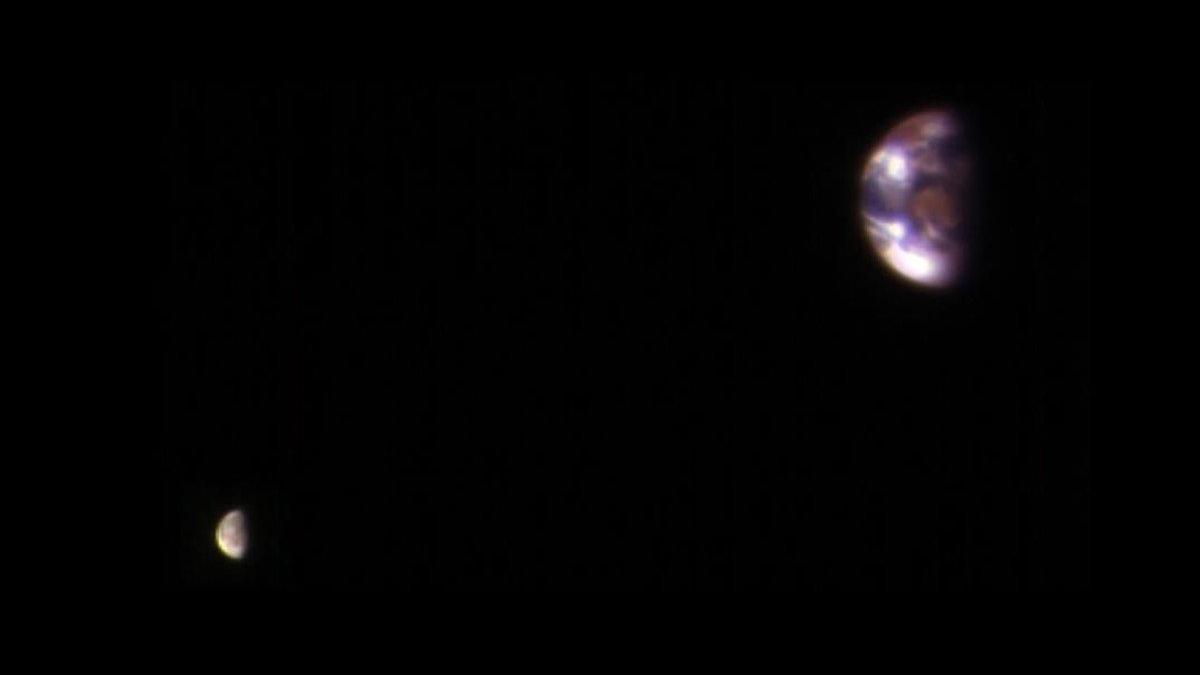 La Tierra y la Luna, vistas desde Marte, en una imagen de la NASA