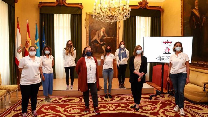 El equipo femenino que realiza el Camino de Santiago a vela, junto a la concejala Natalia González y la directora general de Igualdad Goretti Avello. | Juan Plaza