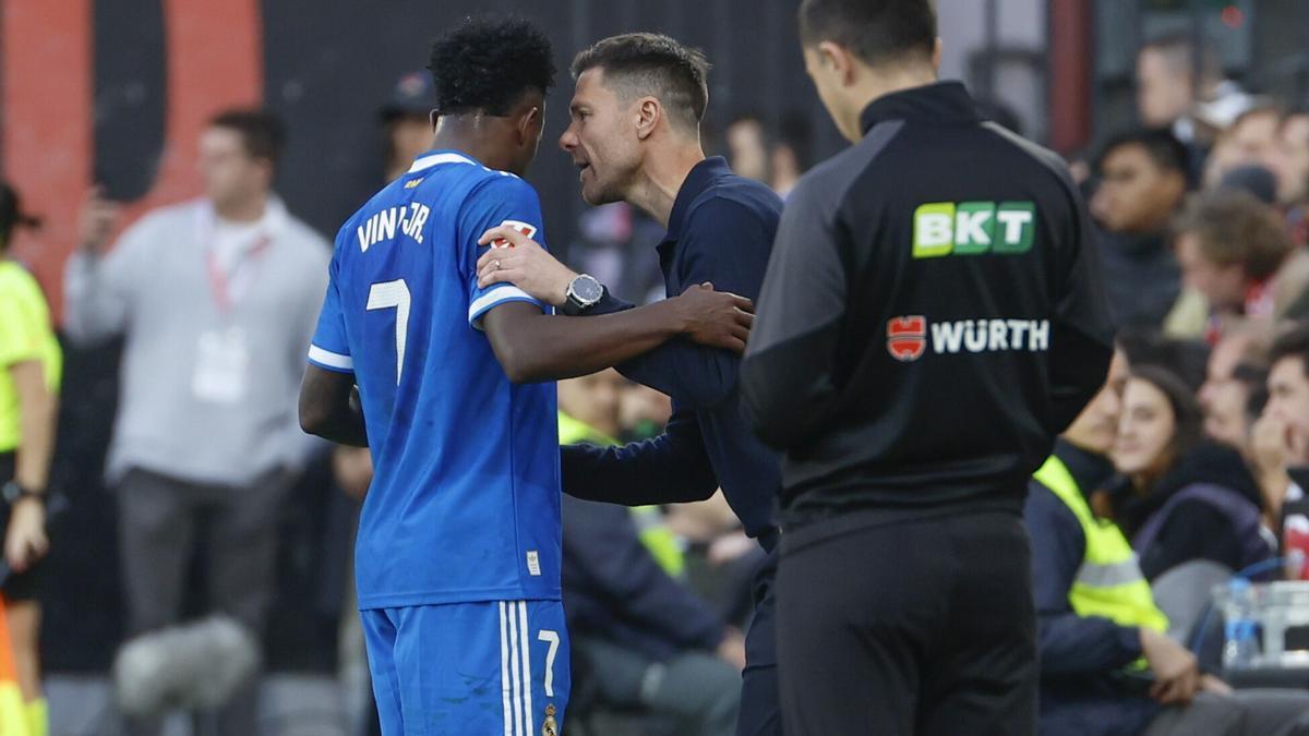 Xabi Alonso, entrenador del Real Madrid, conversa con Vinicius, durante el partido contra el Rayo.