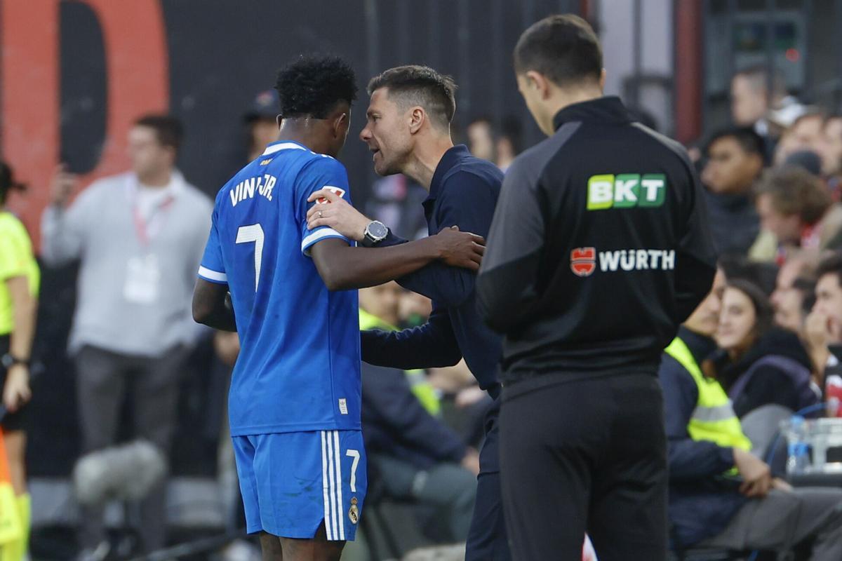 Xabi Alonso, coach of Real Madrid, talks with Vinicius, during the match against Rayo.