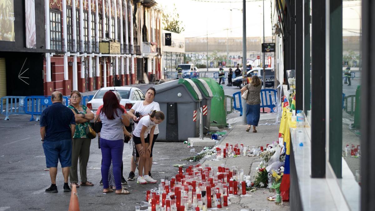 La ‘zona cero’ de Atalayas, con un altar a los difuntos, el día antes del desescombro de los locales.