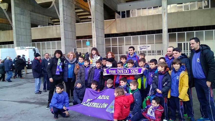 La peña azul lleva a los niños de los clubes al Tartiere