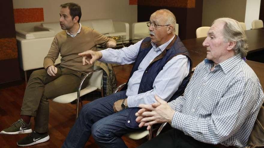 Diego del Valle, Víctor Holguera y Churruca, en la tertulia del partido de LA NUEVA ESPAÑA.