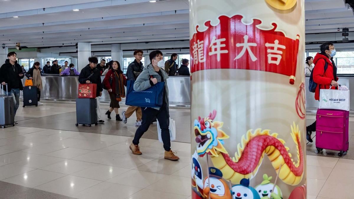 Cientos de viajeros en la frontera de Hong Kong antes del Año Nuevo Lunar