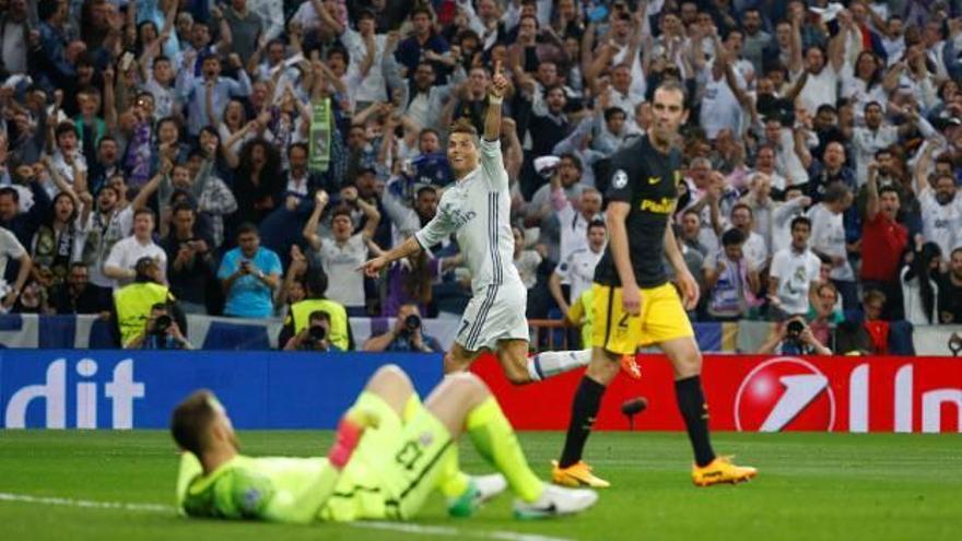 Cristiano Ronaldo celebra un dels seus tres gols amb Godín i Oblak abatuts.