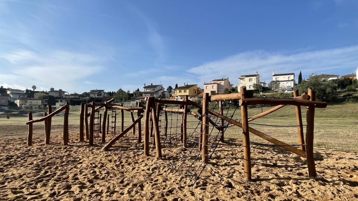 Zona de jocs infantils al parc del Camp dels Pilans