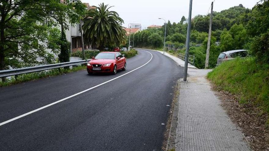 La línea continua ininterrunpida en la PO-315 provocó las quejas vecinales.