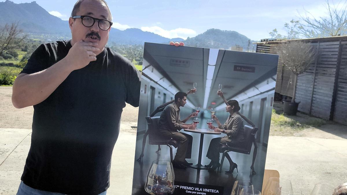 Sergio Caballero, con el cartel que ha diseñado para el premio de cata por parejas de Vila Viniteca.