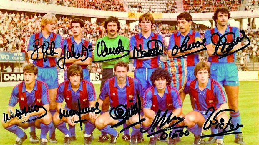 Una alineación del Barcelona con Amador (arriba, 3º por la izq.) y Maradona, (abajo, 2º por la dcha.).