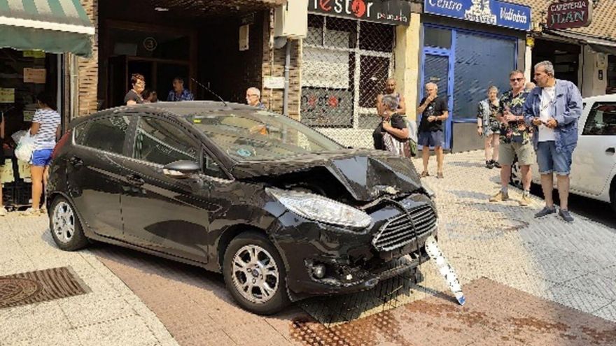 Detienen a un hombre en Oviedo por sextuplicar la tasa de alcohol tras arrollar un coche aparcado en Vallobín