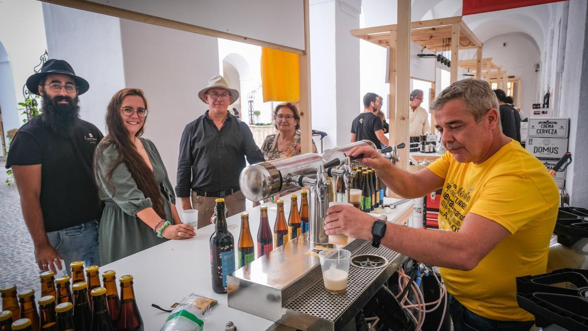 Los primeros en llegar ayer a la feria de la cerveza en el Hospital Centro Vivo.